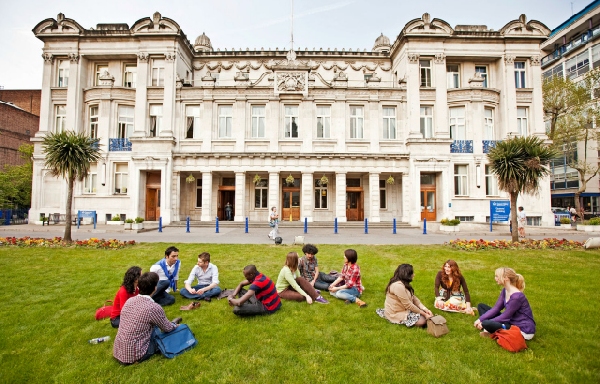 Reino Unido: Becas para Pregrado en Ingeniería Queen Mary University of London